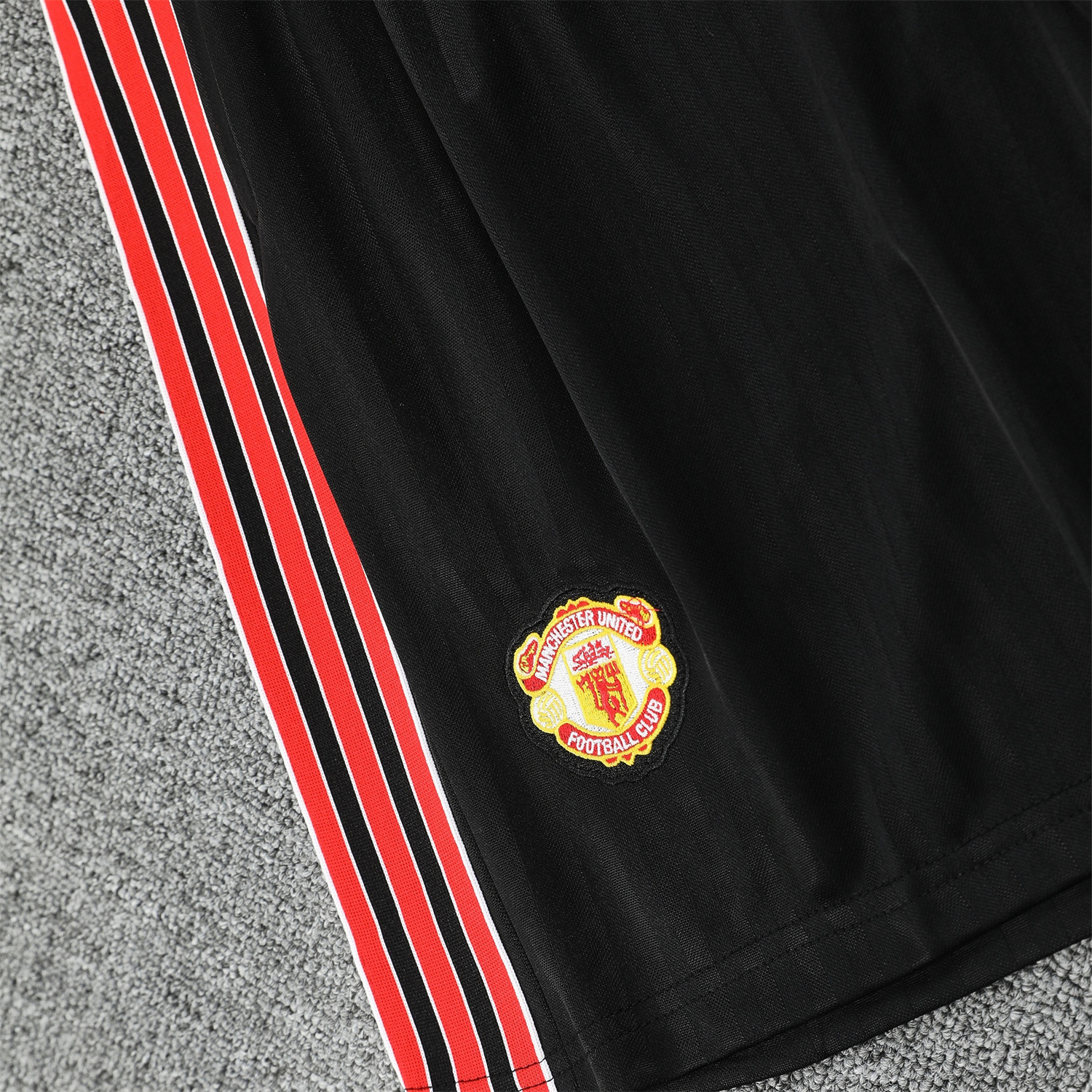 TKH-turbokithub-Manchester United 25-26 Vest Training Set - Red Retro Logo Black Vest & Black Shorts