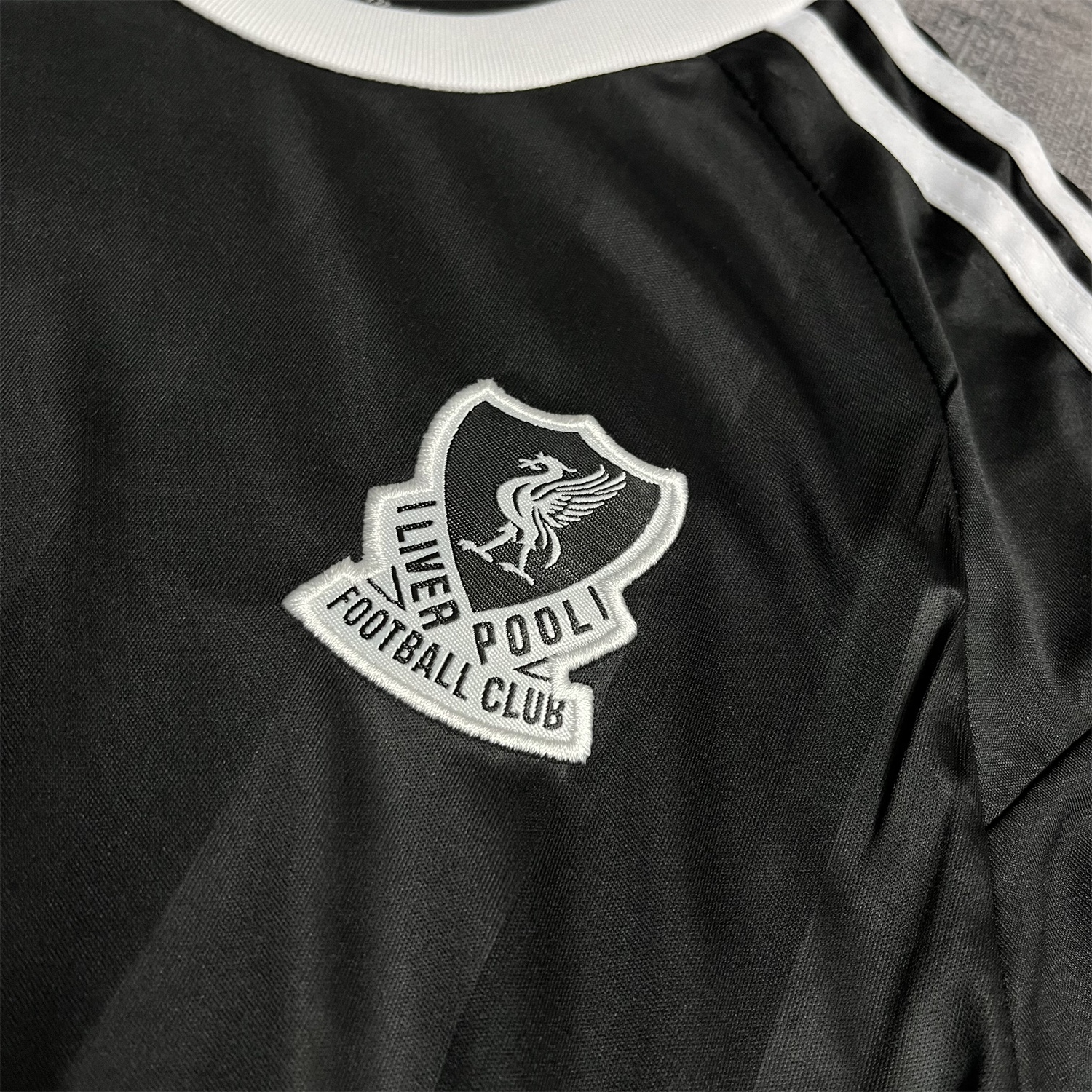TKH-turbokithub-Liver.pool 25-26 Trefoil Black Goalkeeper Kids Kit