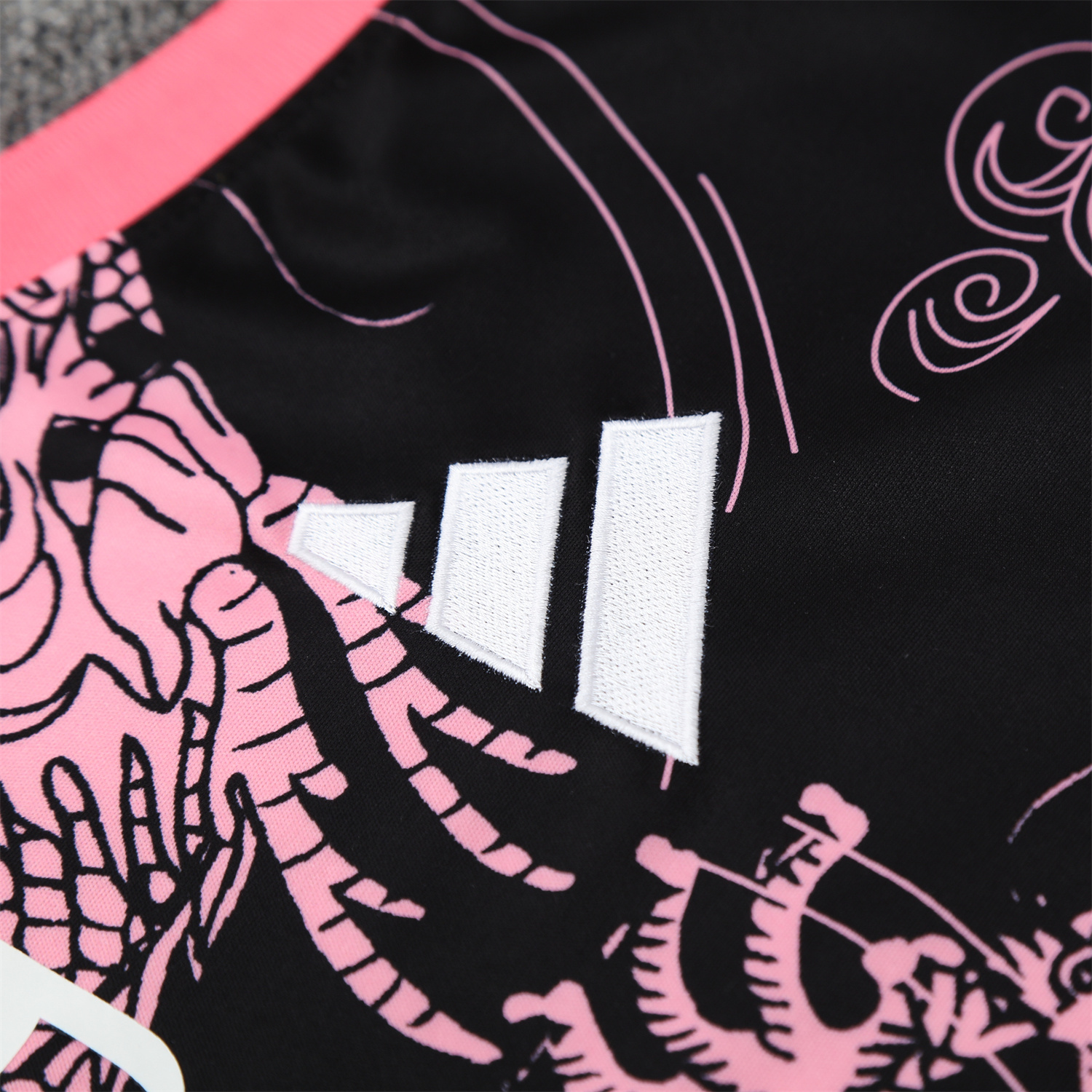 TKH-turbokithub-Real Madrid 25-26 Vest Training Set - Pink-Black Dragon Vest & Black-White Shorts