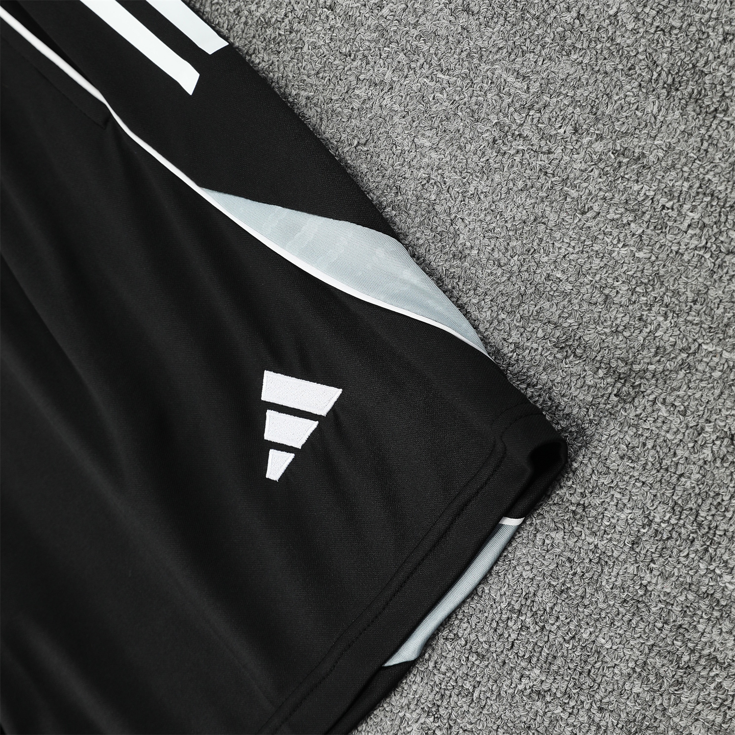 TKH-turbokithub-Real Madrid 25-26 Short-Sleeve Training Set - Grey Arrow Pattern Top & Black Shorts