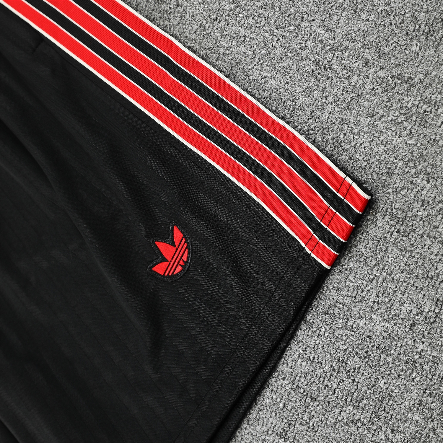 TKH-turbokithub-Manchester United 25-26 Short-Sleeve Training Set - Red Lines Black Top & Black Shorts