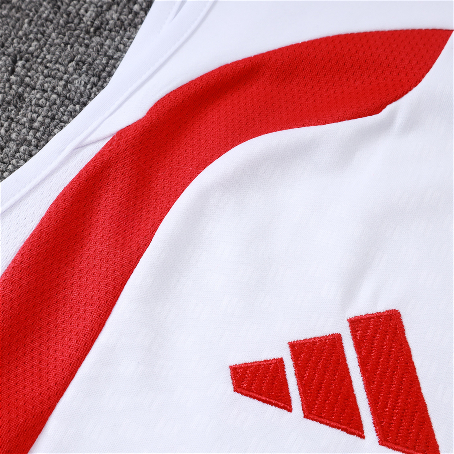 TKH-turbokithub-SC Internacional 2026 Vest Training Set - White Vest and Red Shorts