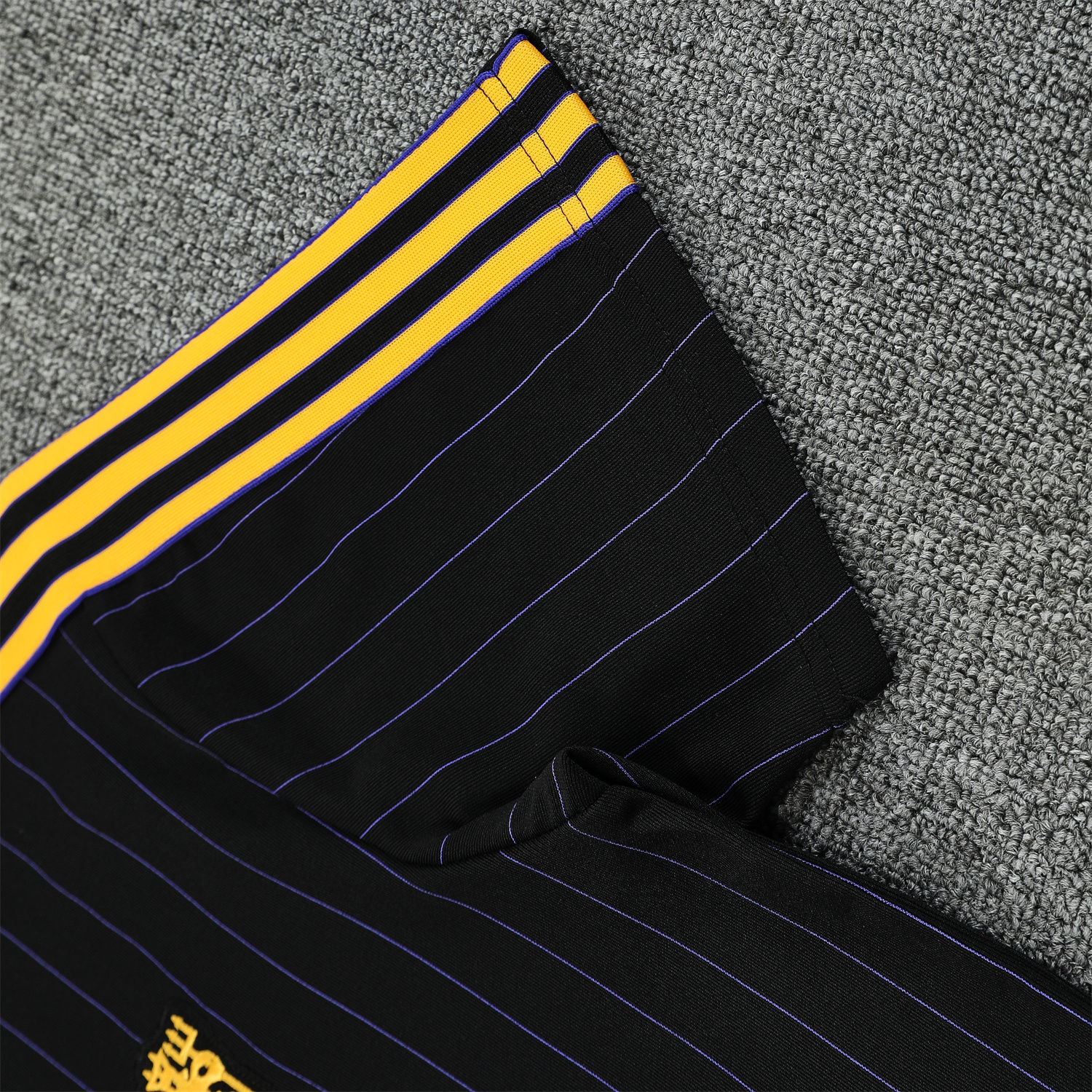TKH-turbokithub-Manchester United 25-26 Trefoil Travel Short-Sleeve Training Set - Black Top & Black Shorts