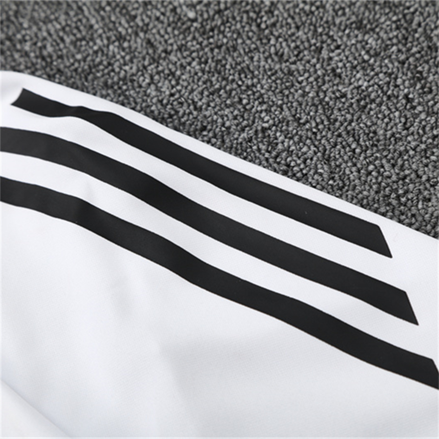 TKH-turbokithub-Manchester United 25-26 Kid Long Sleeves Training Set - White Top & Black Pants