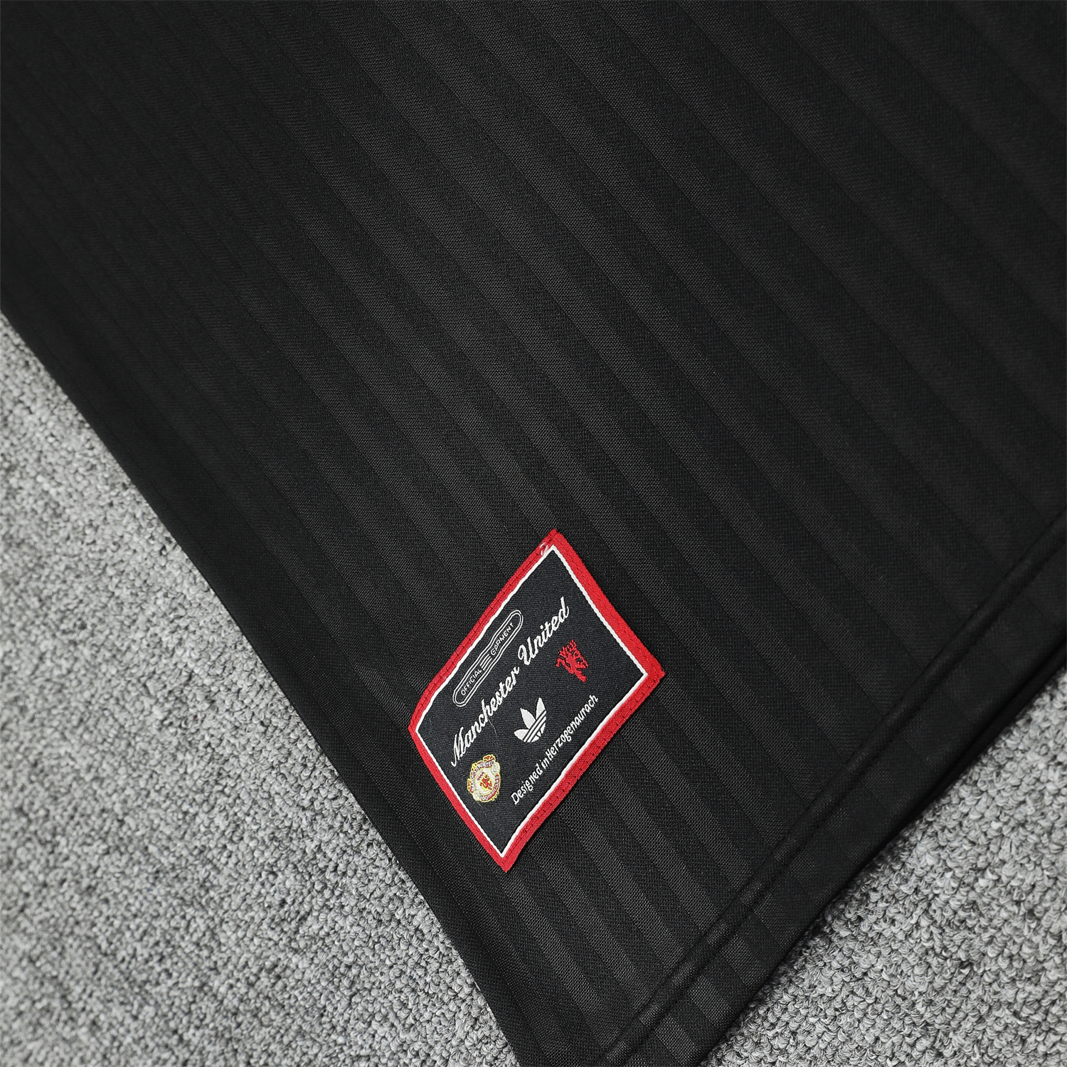 TKH-turbokithub-Manchester United 25-26 Vest Training Set - Red Retro Logo Black Vest & Black Shorts