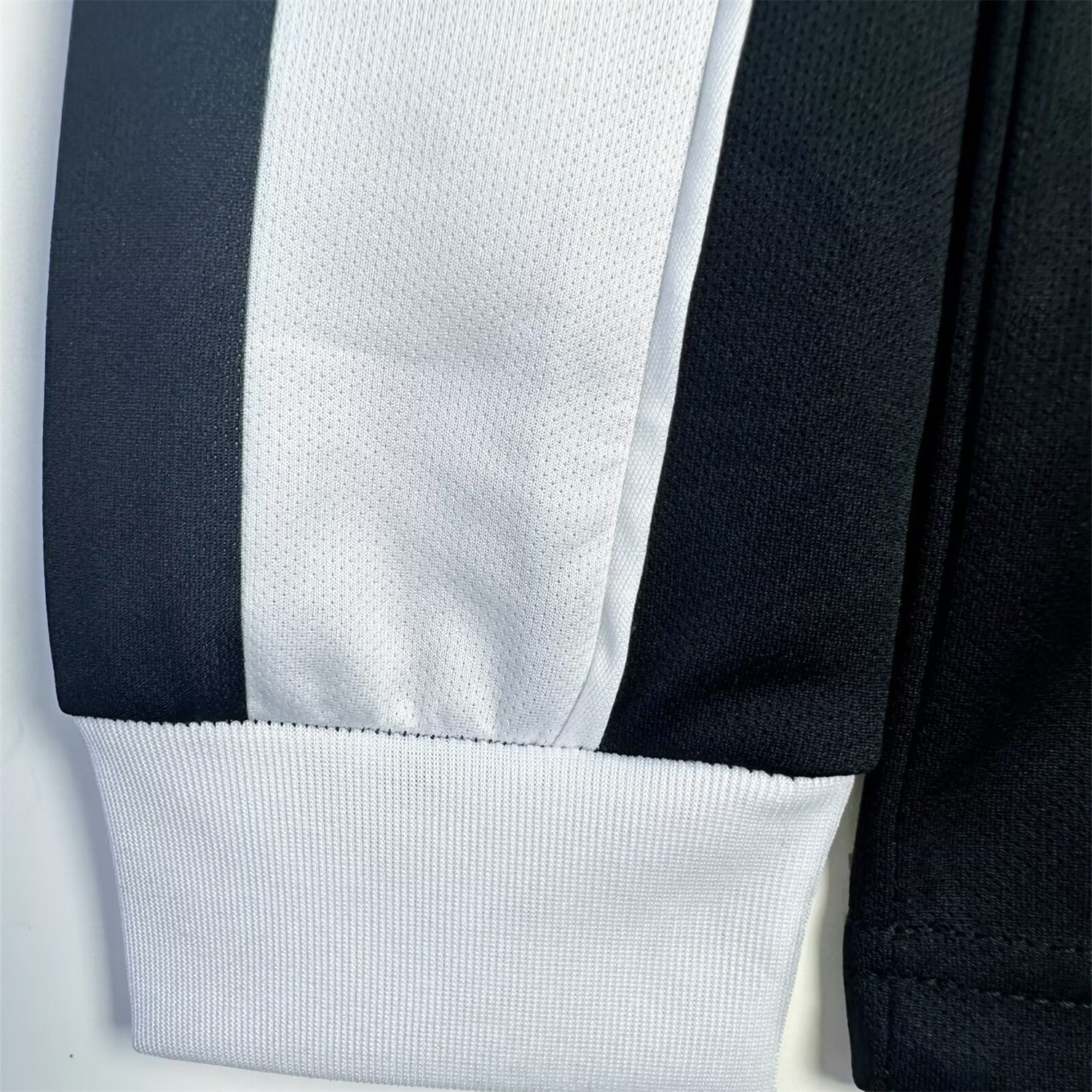TKH-turbokithub-Retro Juventus 2002-03 European Home Long Sleeves Jersey
