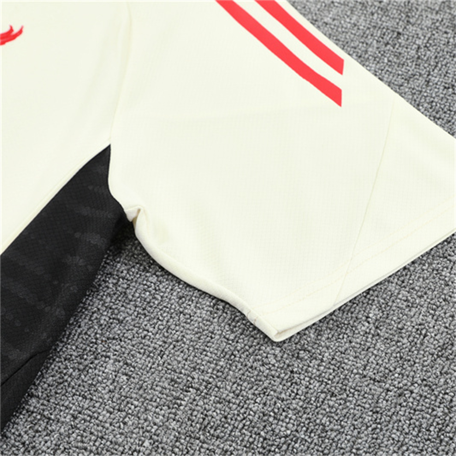 TKH-turbokithub-Liver.pool 25-26 Short-Sleeve Training Set Off White Top & Black Shorts