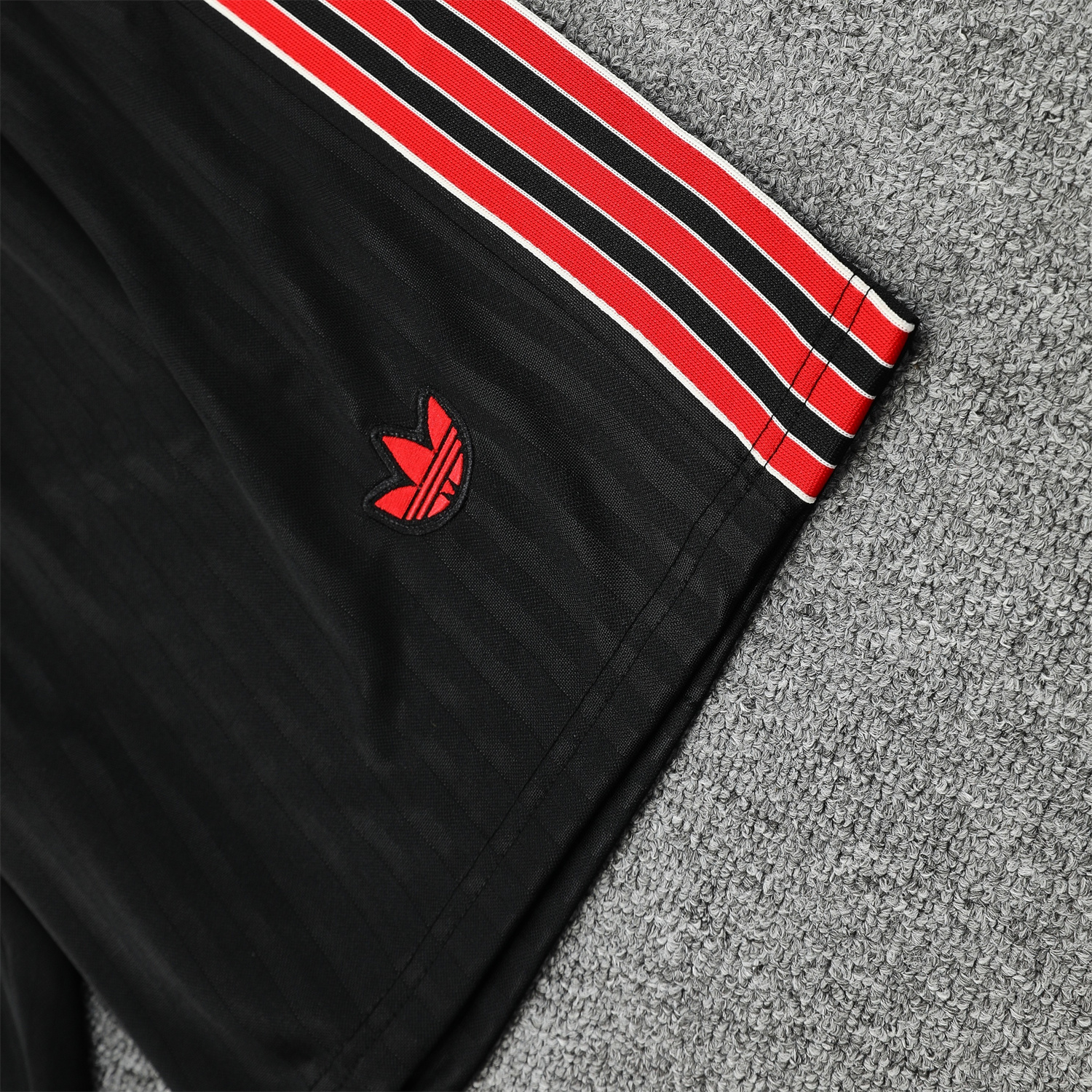 TKH-turbokithub-Manchester United 25-26 Vest Training Set - Red Retro Logo Black Vest & Black Shorts
