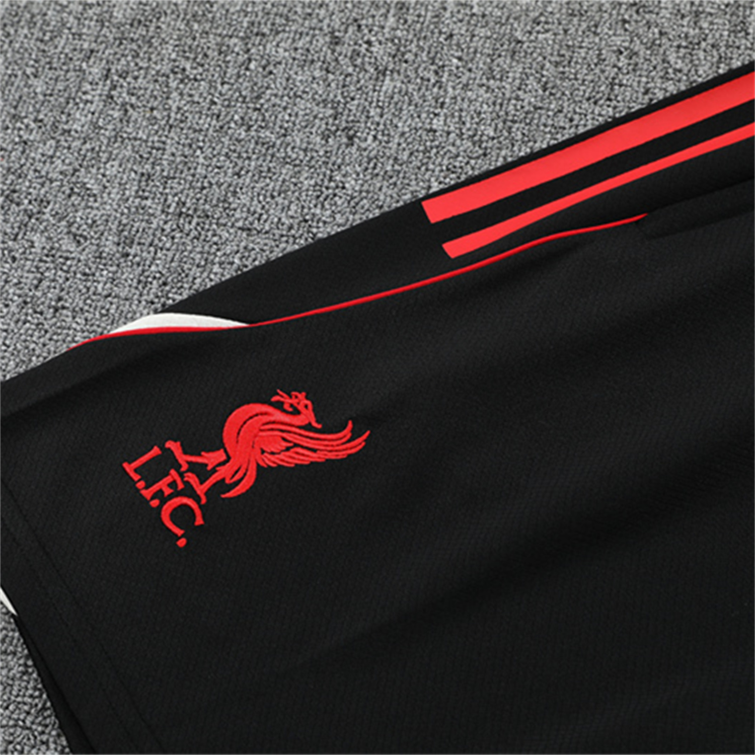 TKH-turbokithub-Liver.pool 25-26 Kids Short-Sleeve Training Set Off White Top & Black Shorts