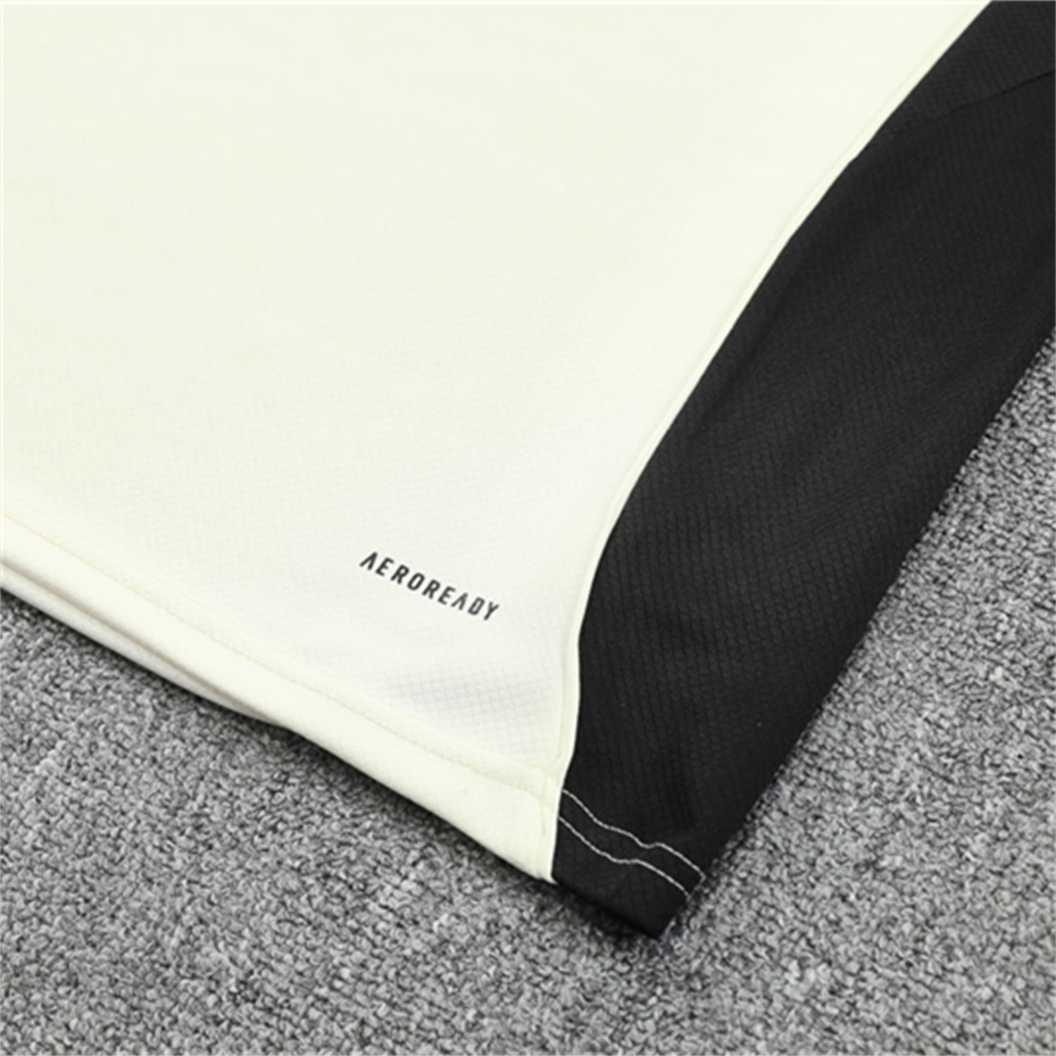 TKH-turbokithub-Liver.pool 25-26 Short-Sleeve Training Set Off White Top & Black Shorts