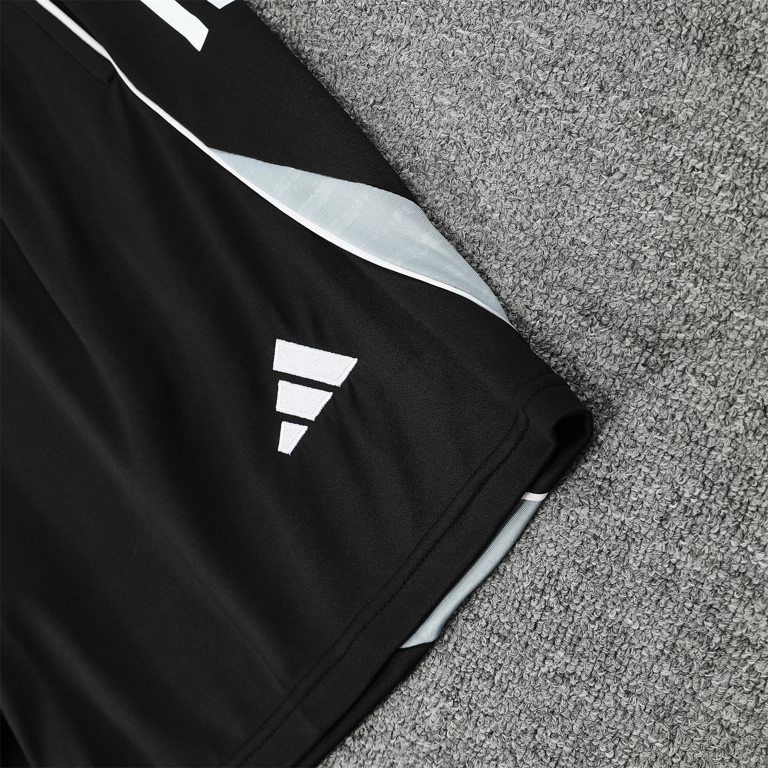 TKH-turbokithub-Real Madrid 25-26 Vest Training Set - Grey Arrow Pattern Vest & Black Shorts