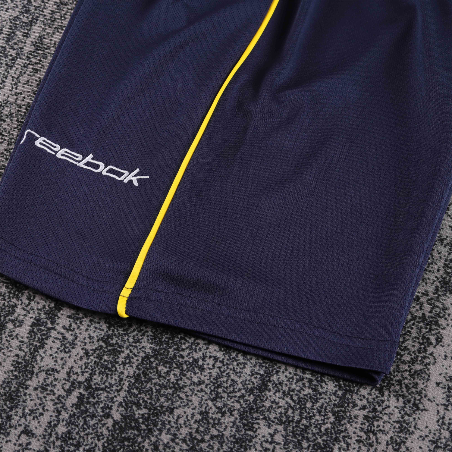 TKH-turbokithub-Retro Liver.pool 2001-02 Away Kids Kit