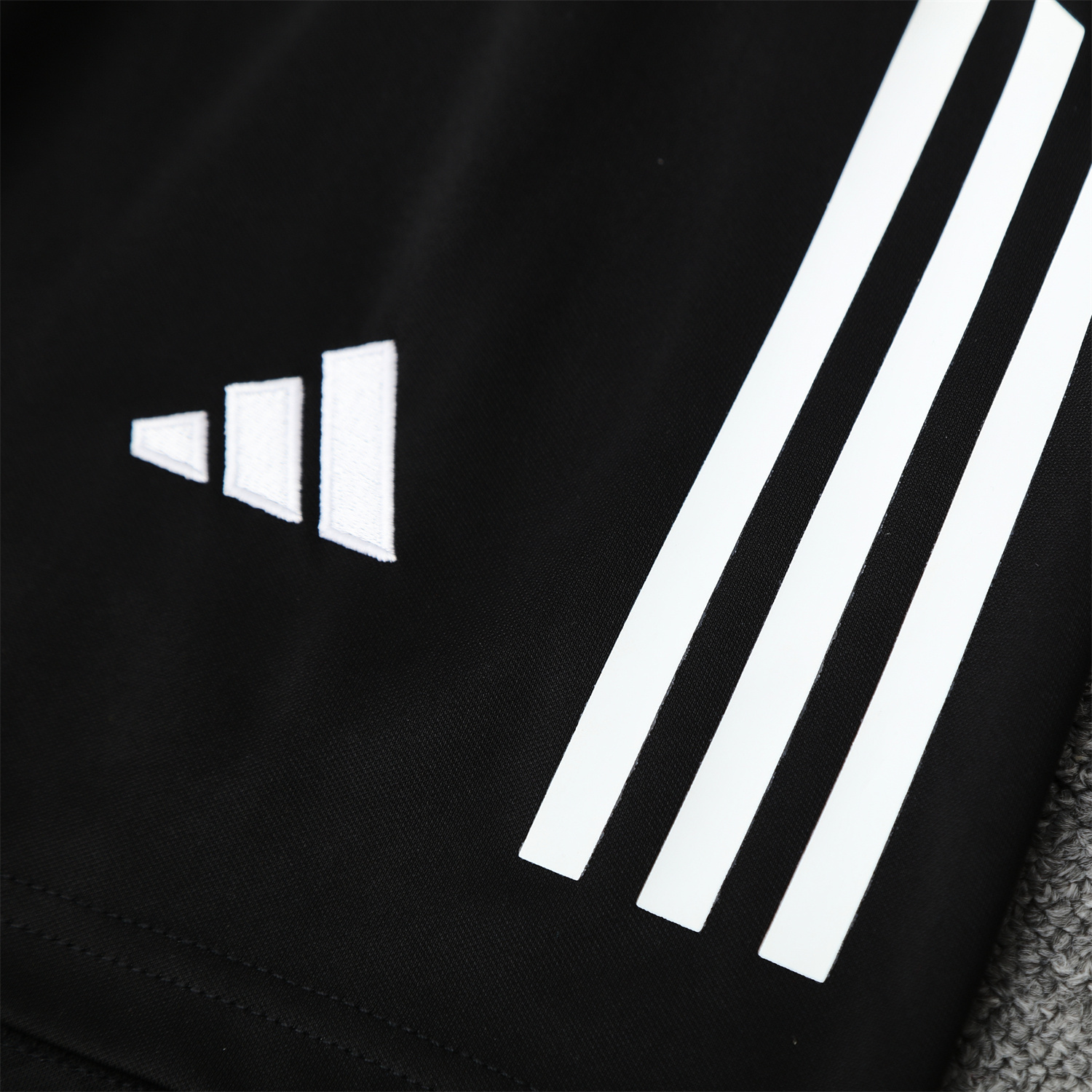 TKH-turbokithub-Real Madrid 25-26 Vest Training Set - Blue Black Dragon Vest & Black-White Shorts