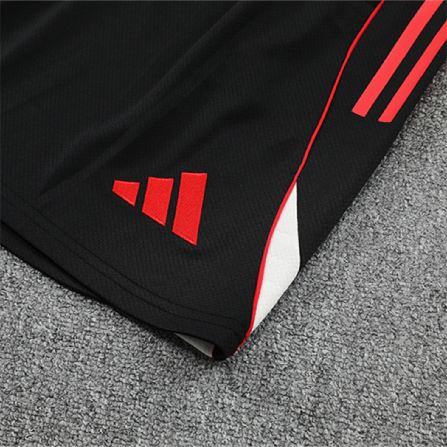 TKH-turbokithub-Liver.pool 25-26 Short-Sleeve Training Set Off White Top & Black Shorts