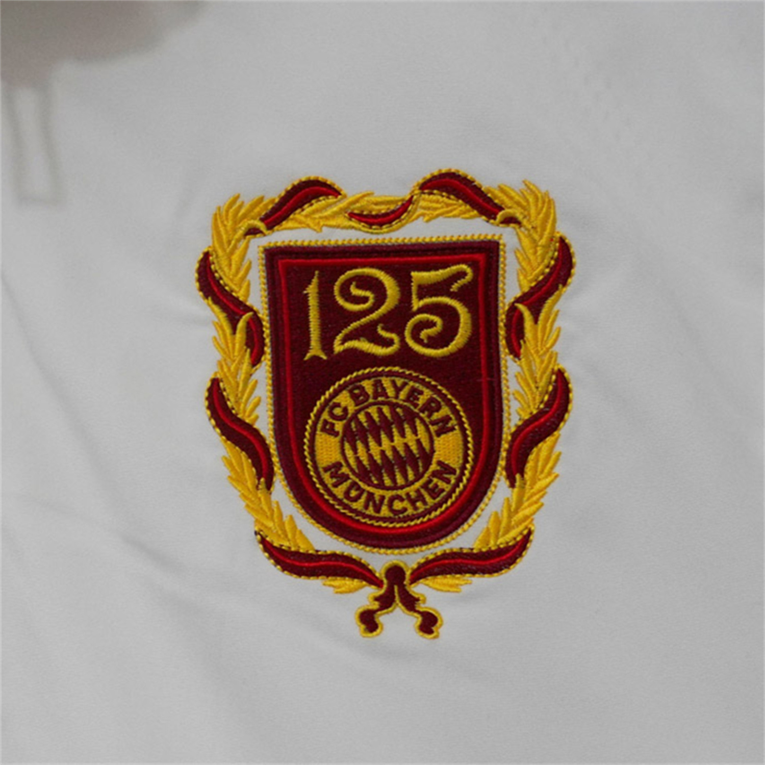 TKH-turbokithub-Retro Bayern Munich 24-25 125th Anniversary Windbreaker Jacket - White Red Sripe
