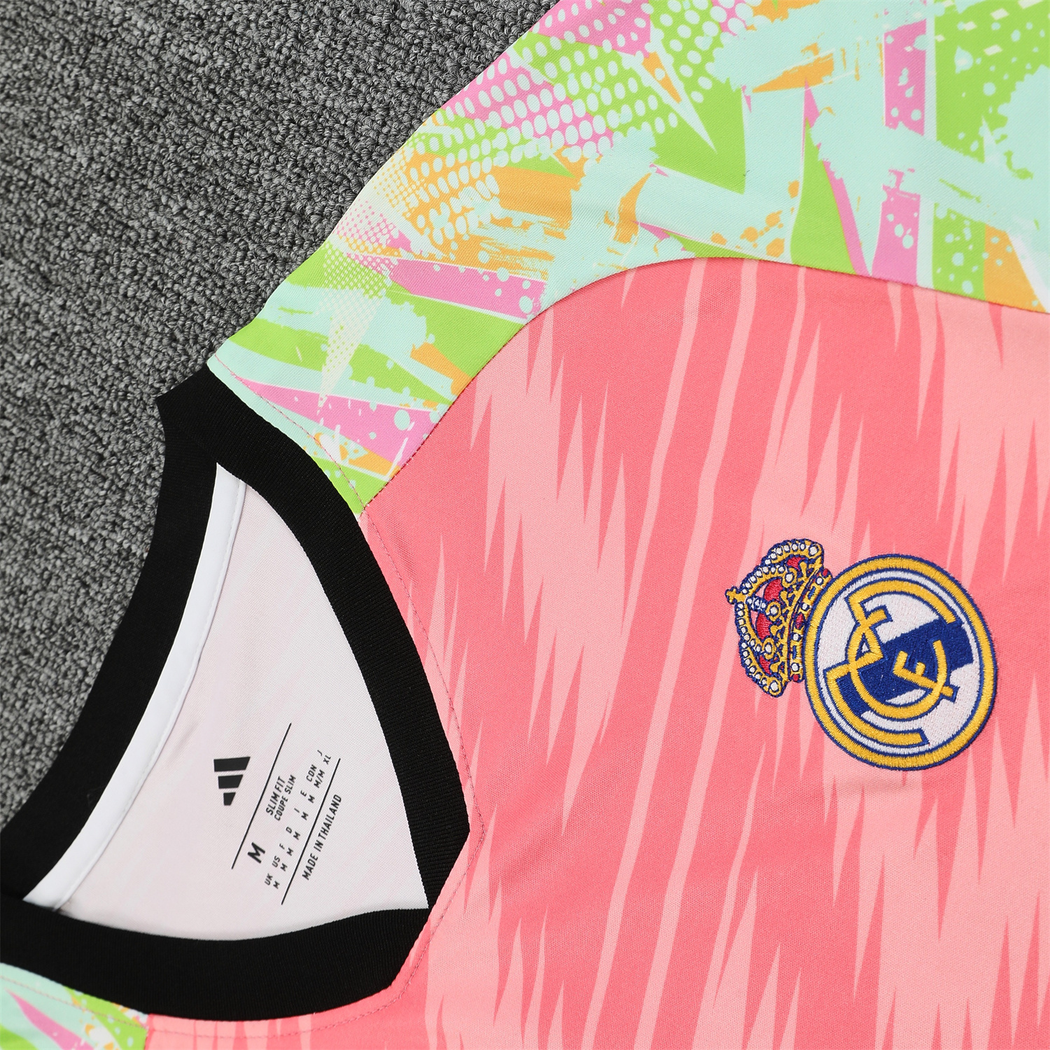 TKH-turbokithub-Real Madrid 25-26 Short-Sleeve Training Set - Pink Arrow Pattern Top & Black Shorts