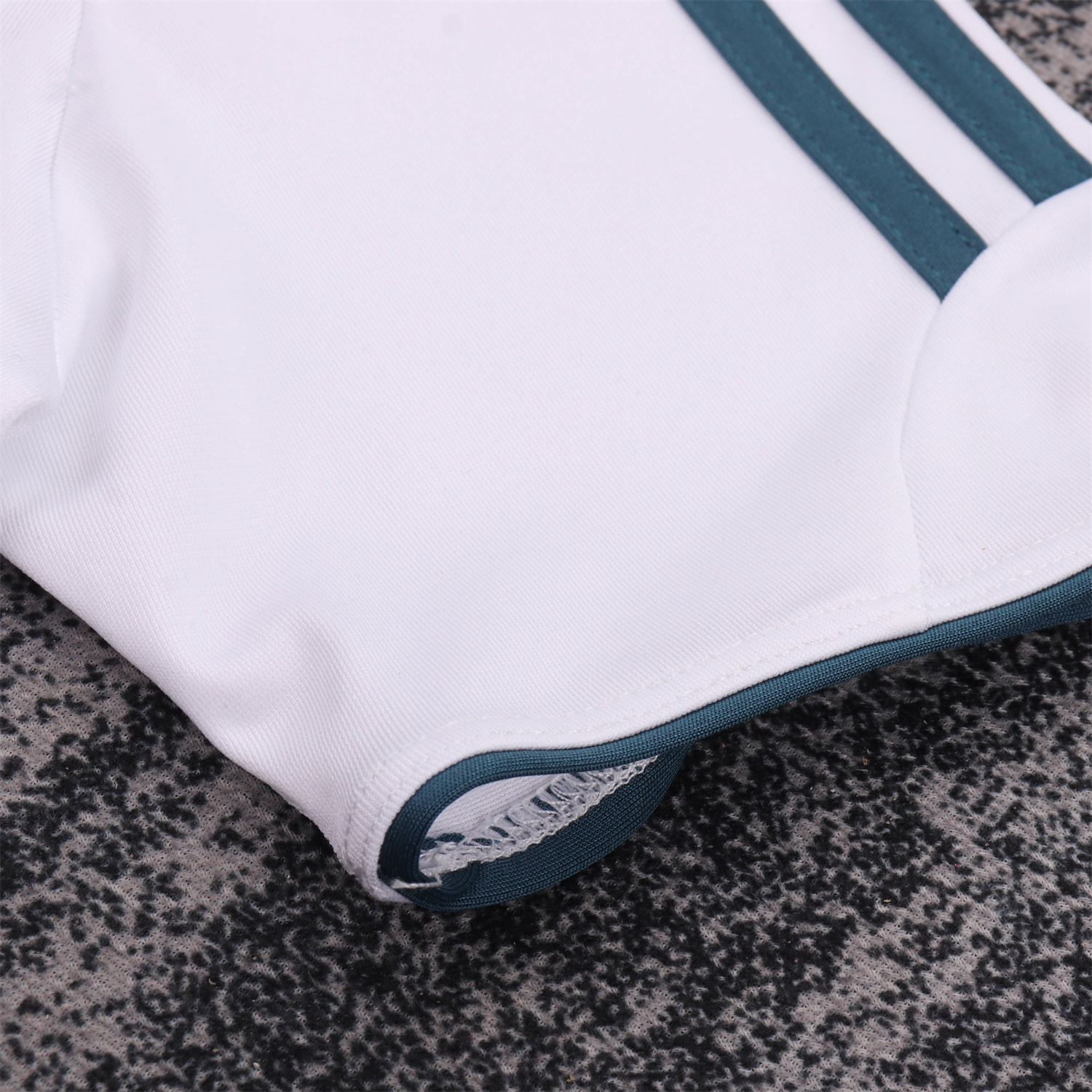 TKH-turbokithub-Retro Liver.pool 2006-08 Away Kids Kit