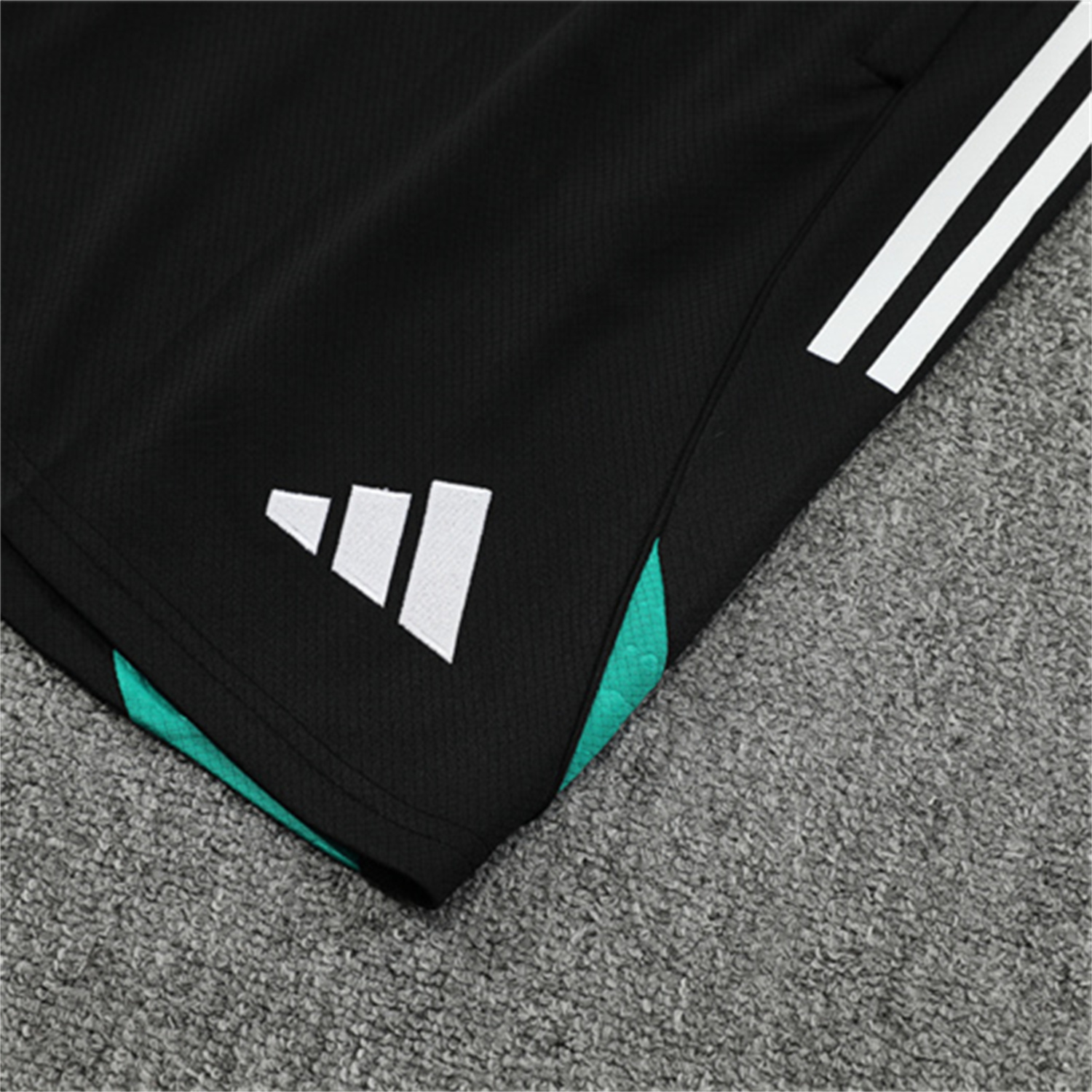 TKH-turbokithub-Liver.pool 25-26 Kids Short-Sleeve Training Set - Green Top & Black Shorts