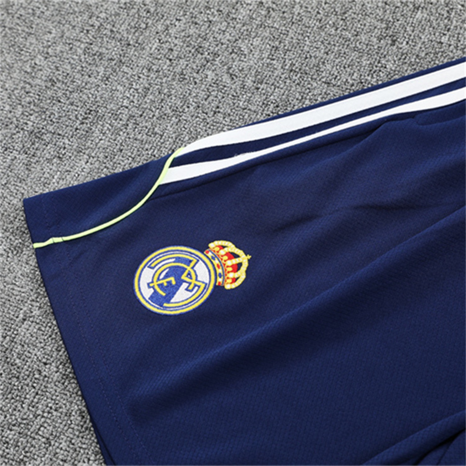 TKH-turbokithub-Real Madrid 25-26 Kids Short-Sleeve Training Set - White Urban Purist Style Top and Blue Shorts