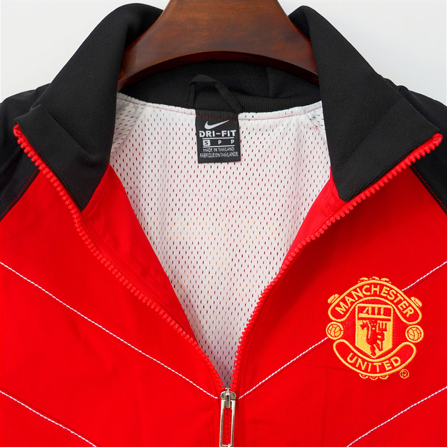 TKH-turbokithub-Retro Manchester United 2006-07 Windbreaker Jacket - Red With Black Sleeve