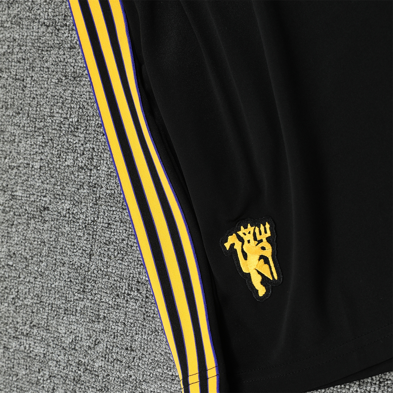 TKH-turbokithub-Manchester United 25-26 Trefoil Travel Short-Sleeve Training Set - Black Top & Black Shorts