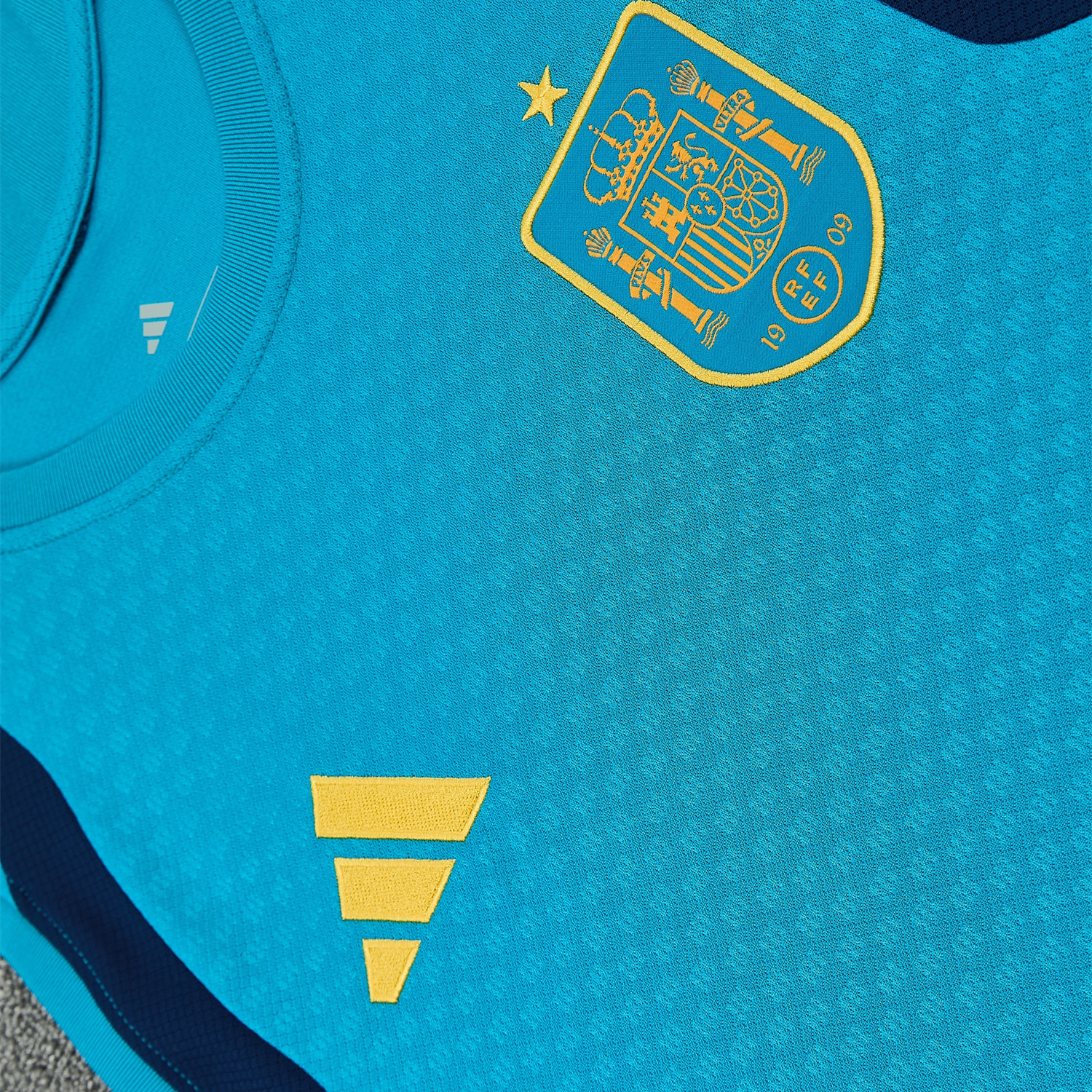TKH-turbokithub-Spain 2026 Vest Training Set - Light Blue Top & Dark Blue Pants
