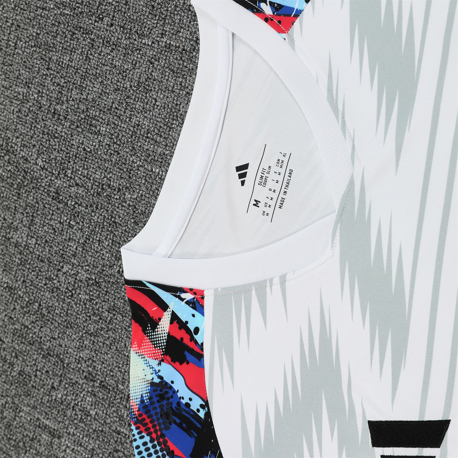 TKH-turbokithub-Real Madrid 25-26 Short-Sleeve Training Set - Grey Arrow Pattern Top & Black Shorts