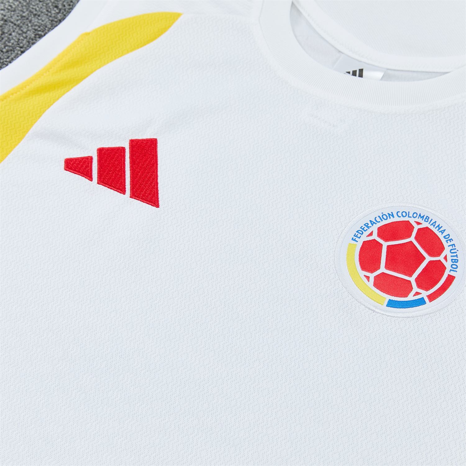 TKH-turbokithub-Colombia 2026 Vest Training Set - White Vest and Blue Shorts