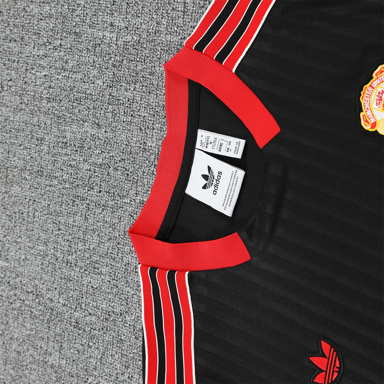 TKH-turbokithub-Manchester United 25-26 Vest Training Set - Red Retro Logo Black Vest & Black Shorts